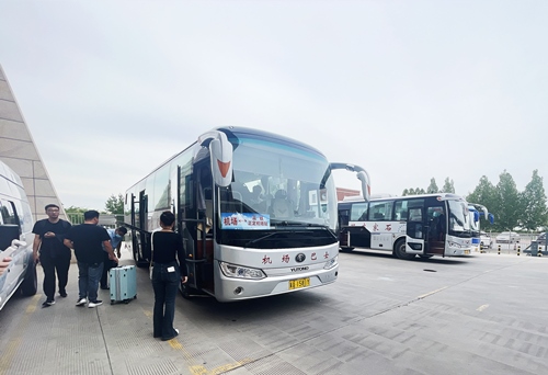 旅客準備乘坐免費擺渡車前往正定機場。人民網(wǎng)記者 喬雪峰攝