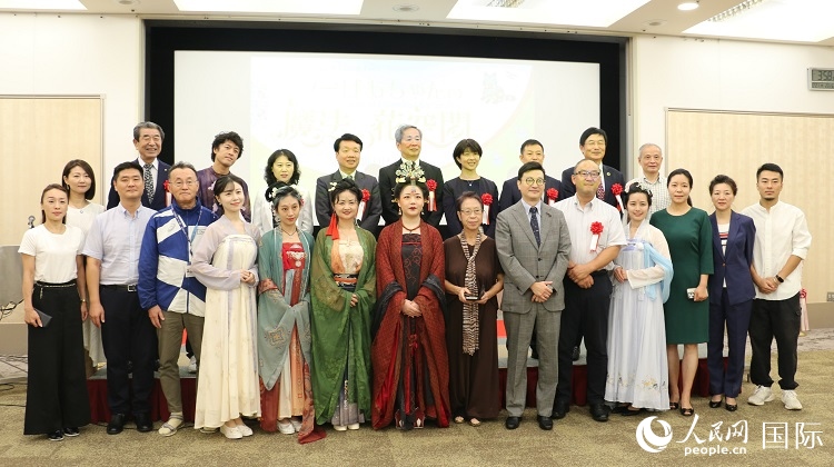與會(huì)人員合影留念。人民網(wǎng) 許可攝