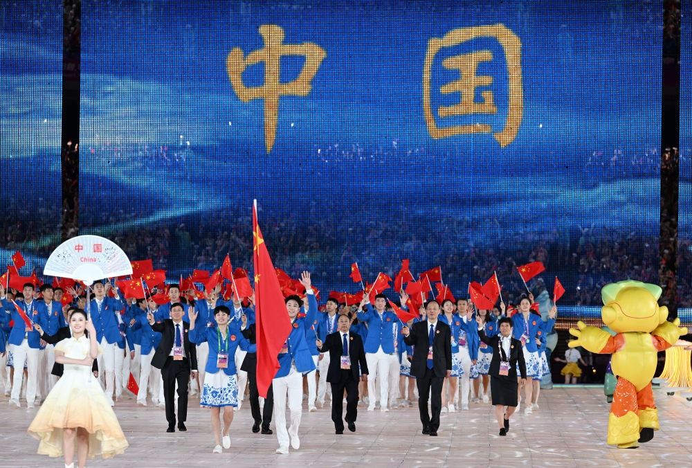 中國(guó)代表團(tuán)在開(kāi)幕式上入場(chǎng)。
