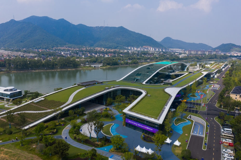 從空中俯瞰杭州富陽(yáng)水上運(yùn)動(dòng)中心，屋頂被綠植覆蓋。