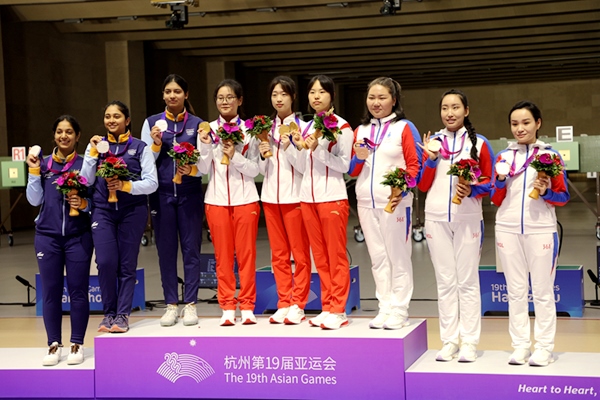 9月24日，杭州亞運(yùn)會(huì)射擊女子10米氣步槍團(tuán)體賽頒獎(jiǎng)儀式。人民網(wǎng)記者 胡雪蓉?cái)z