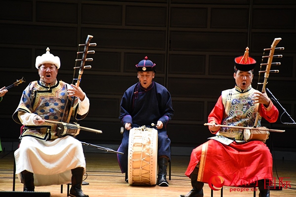 內(nèi)蒙古藝術(shù)劇院表演的《草原頌》劇照。人民網(wǎng)記者 殷淼攝