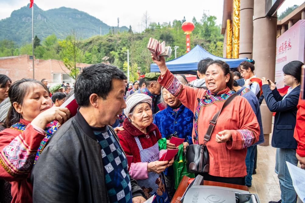 4月13日，在華溪村第五屆分紅大會上，村民在排隊領(lǐng)取分紅。新華社記者 唐奕 攝