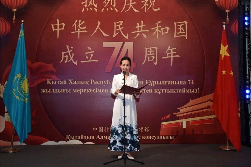圖為蔣薇總領(lǐng)事致辭。駐阿拉木圖總領(lǐng)館供圖