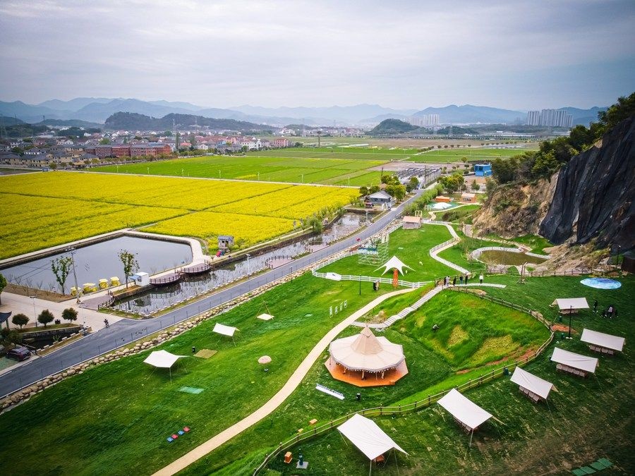  浙江省諸暨市楓橋鎮(zhèn)杜黃新村用廢棄礦山改造的露營旅游地（2023年3月29日攝）。