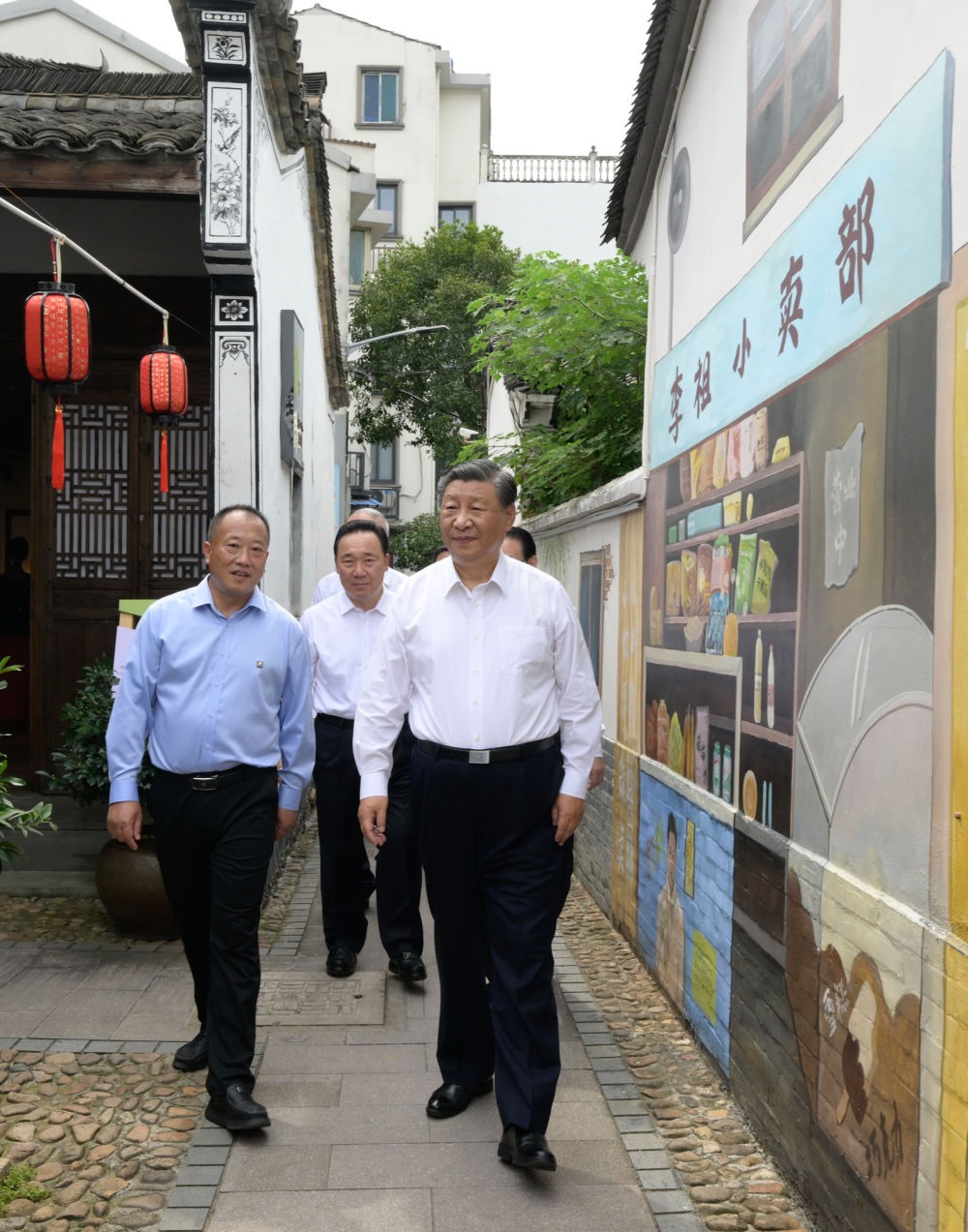 20日上午，習(xí)近平在金華市義烏市后宅街道李祖村考察。