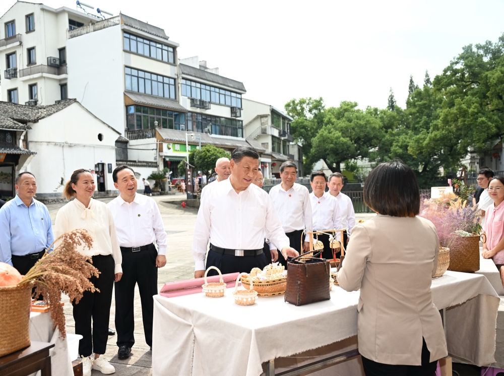 20日上午，習(xí)近平在金華市義烏市后宅街道李祖村考察。