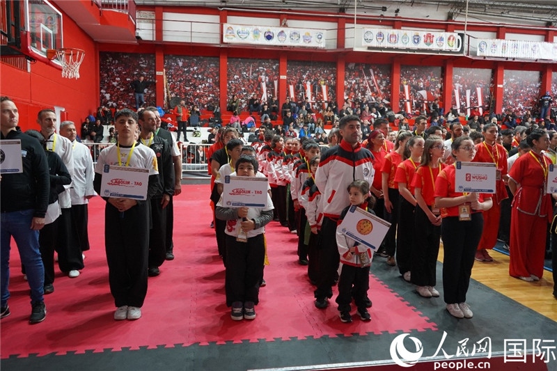 圖為開幕式現(xiàn)場運(yùn)動員入場儀式。人民網(wǎng)記者 許放攝