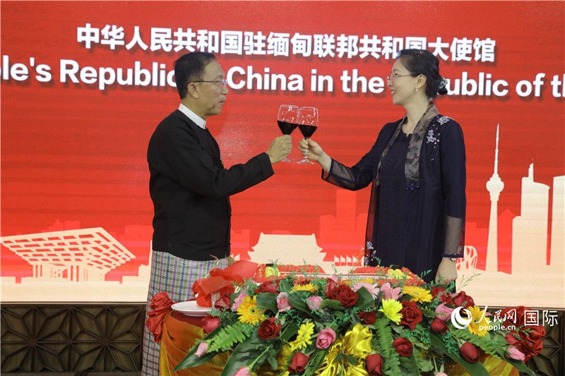 圖為曹靜臨時代辦與溫欣副總理祝酒。人民網(wǎng)記者 謝佳君攝