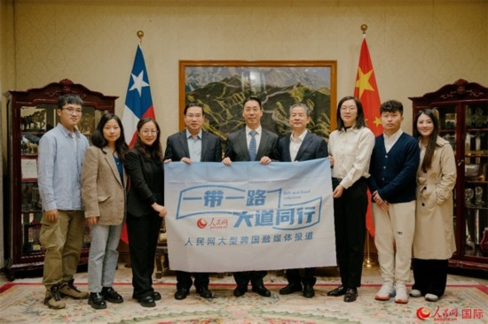 牛清報大使（中）與人民網、人民日報社記者合影。 人民網記者 張若涵攝