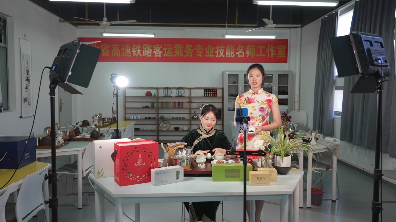 學(xué)生們正在直播。受訪單位供圖