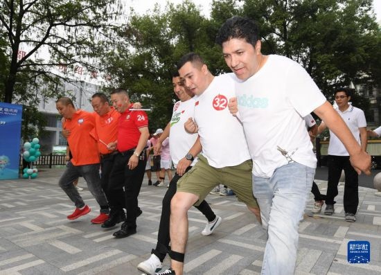 9月28日，在柯橋柯亭社區(qū)，各民族居民參加趣味運(yùn)動(dòng)會(huì)。