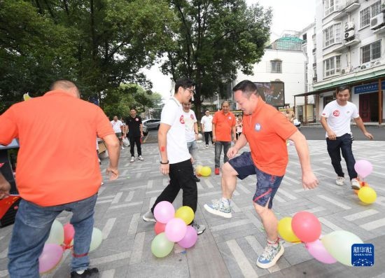 9月28日，在柯橋柯亭社區(qū)，各民族居民參加趣味運(yùn)動(dòng)會(huì)。