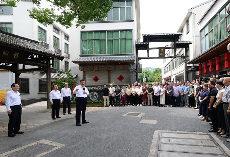 2023年9月20日，習(xí)近平在浙江省金華市義烏市后宅街道李祖村考察時(shí)，同群眾親切交流。