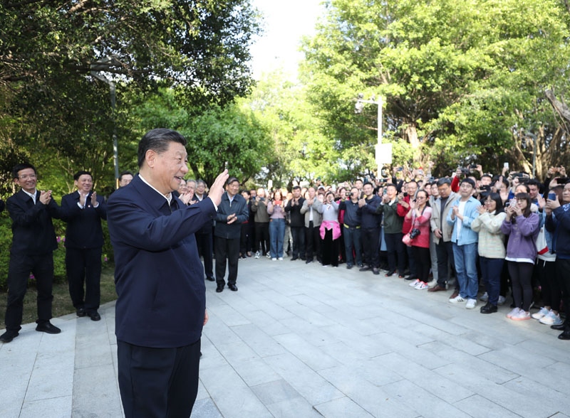 2021年3月24日，習(xí)近平在福建省福州市福山郊野公園考察時(shí)，向市民們招手致意。