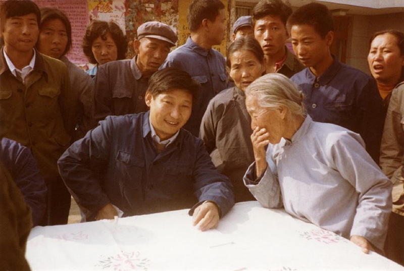 1983年，時(shí)任河北正定縣委書(shū)記的習(xí)近平（前排居中）臨時(shí)在大街上擺桌子聽(tīng)取老百姓意見(jiàn)。
