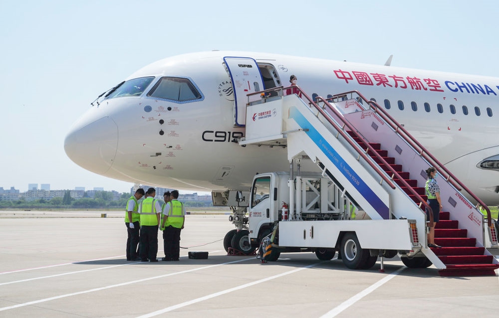 在上海虹橋國際機(jī)場停機(jī)坪拍攝的C919飛機(jī)（5月28日攝）。新華社記者 丁汀 攝