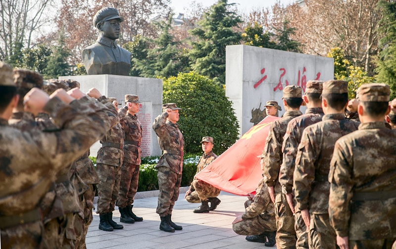 2018年12月14日，陸軍第71集團(tuán)軍某合成旅王杰生前所在連官兵組織黨員重溫入黨誓詞