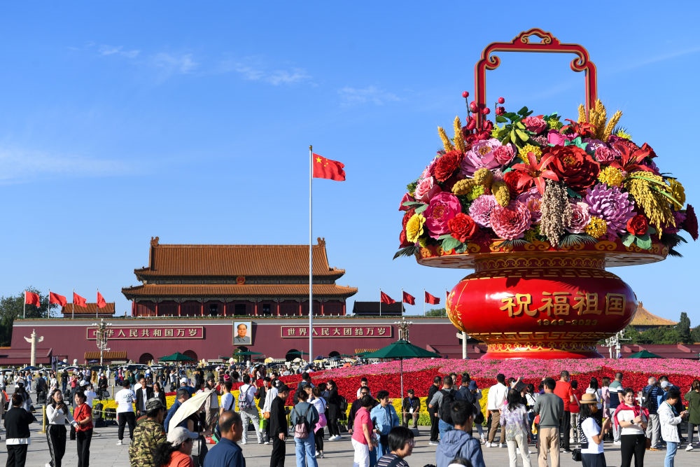 9月27日，市民游客在天安門廣場參觀“祝福祖國”巨型花籃。新華社記者 鞠煥宗 攝