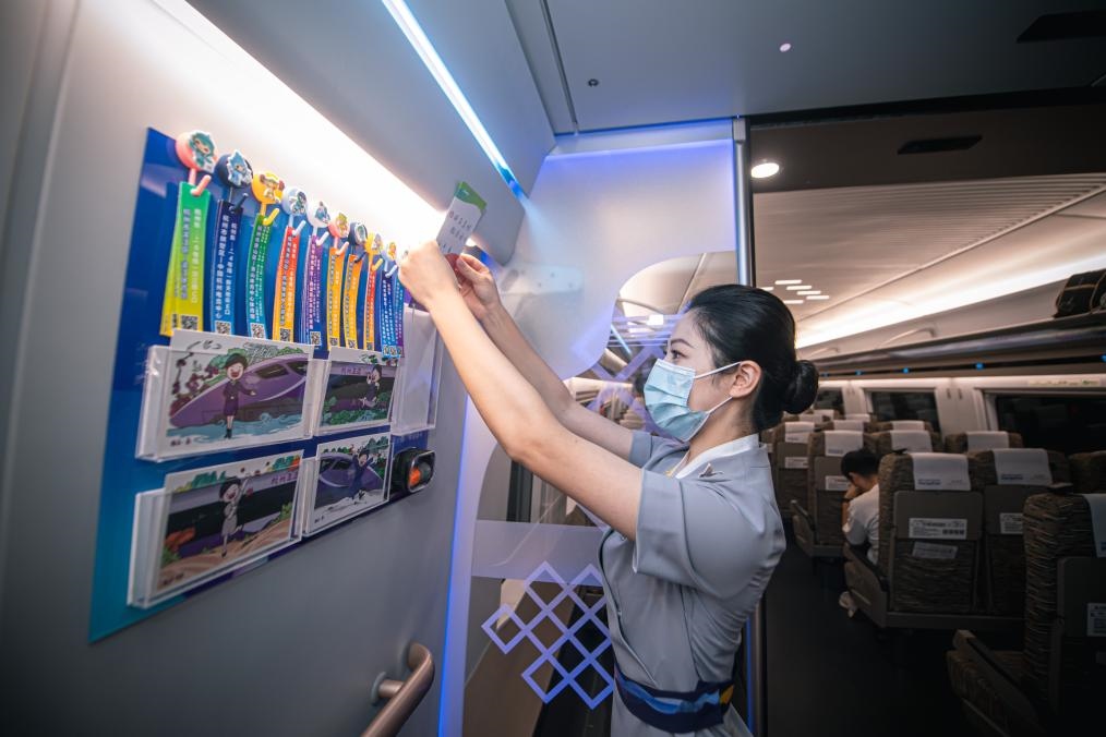 2023年9月16日，復(fù)興號(hào)亞運(yùn)智能動(dòng)車組列車正式載客運(yùn)營(yíng)。新華社記者 江漢 攝