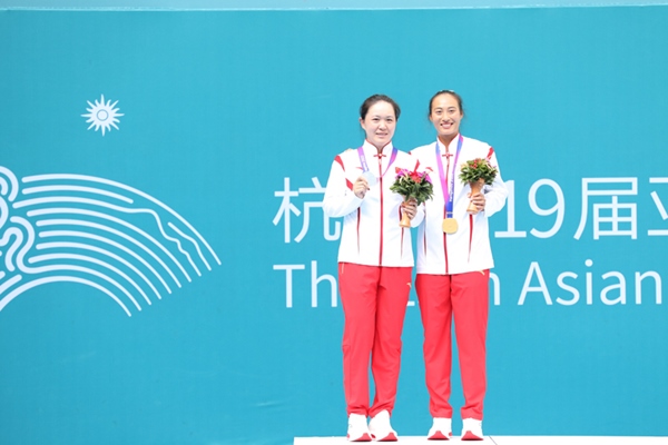 9月29日，鄭欽文(右)和朱琳在頒獎儀式上合影。當日，在杭州亞運會網球女子單打決賽中，中國代表團選手鄭欽文2:0戰(zhàn)勝隊友朱琳奪得冠軍。人民網記者 李乃妍攝
