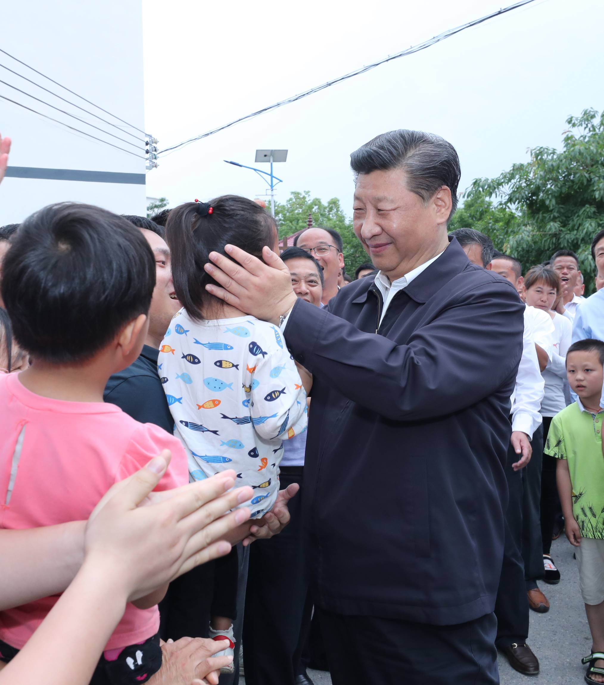 2019年5月20日，中共中央總書記、國家主席、中央軍委主席習(xí)近平深入贛南老區(qū)考察調(diào)研。這是習(xí)近平來到贛州市于都縣梓山鎮(zhèn)潭頭村親切看望老區(qū)群眾。新華社記者 鞠鵬 攝