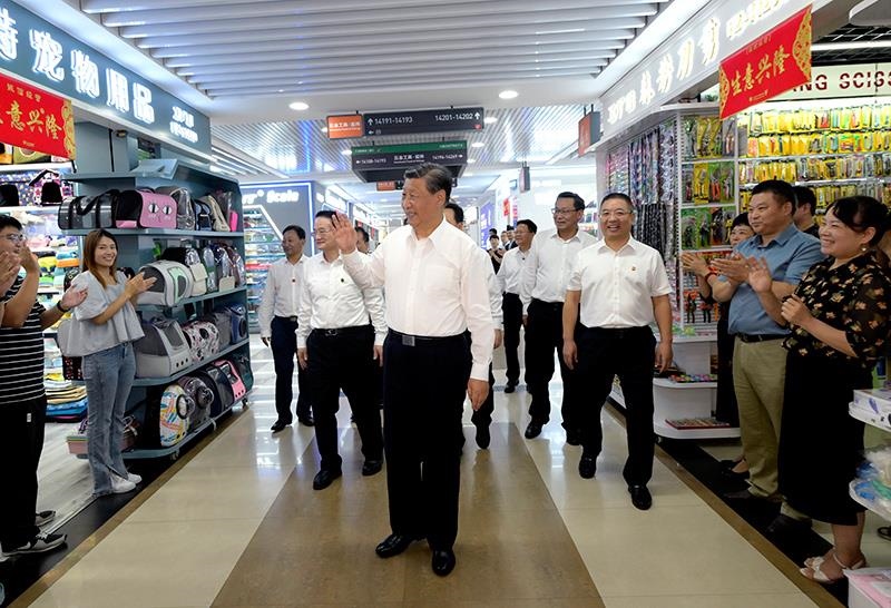 △2023年9月20日，習(xí)近平總書記在浙江義烏國際商貿(mào)城考察時，同商戶親切交流。