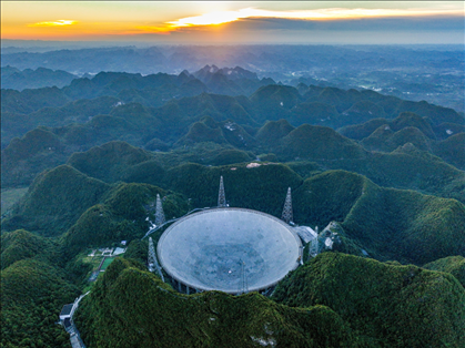 “中國天眼”全景（維護(hù)保養(yǎng)期間拍攝）。新華社記者 歐東衢 攝