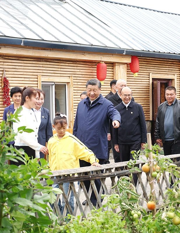 △2023年9月6日，習(xí)近平總書記在黑龍江漠河市北極村村民史瑞娟家的民宿小院考察。