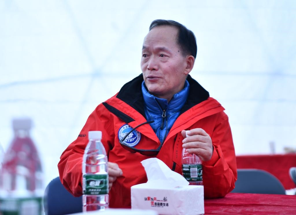 中國科學(xué)院院士、第二次青藏科考隊隊長姚檀棟在卓奧友峰登山大本營（9月29日攝）。新華社記者晉美多吉 攝