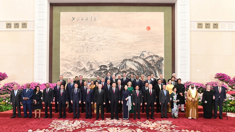 2019年4月26日，習(xí)近平主席和夫人彭麗媛在北京人民大會堂舉行宴會，歡迎出席第二屆“一帶一路”國際合作高峰論壇的外方領(lǐng)導(dǎo)人夫婦及嘉賓。這是習(xí)近平和彭麗媛同外方領(lǐng)導(dǎo)人夫婦及嘉賓合影留念。