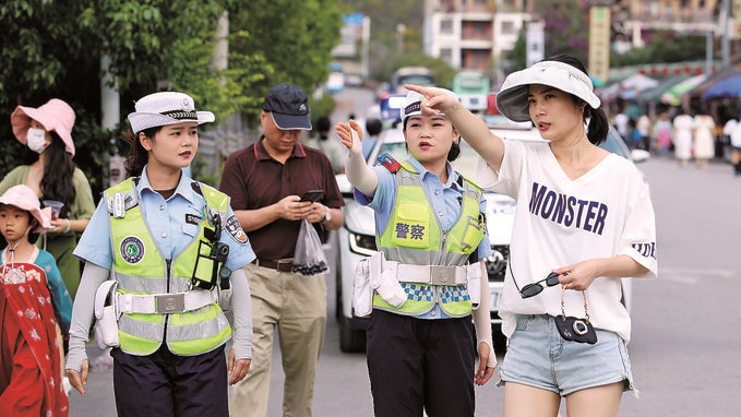 女子中隊(duì)隊(duì)員在小七孔景區(qū)給游客指路。莫玄毅攝