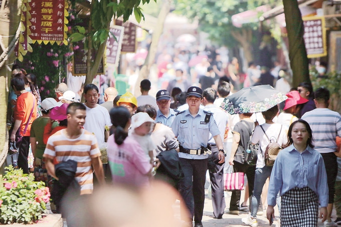 李莊派出所民警在古鎮(zhèn)景區(qū)巡邏。胡澎攝