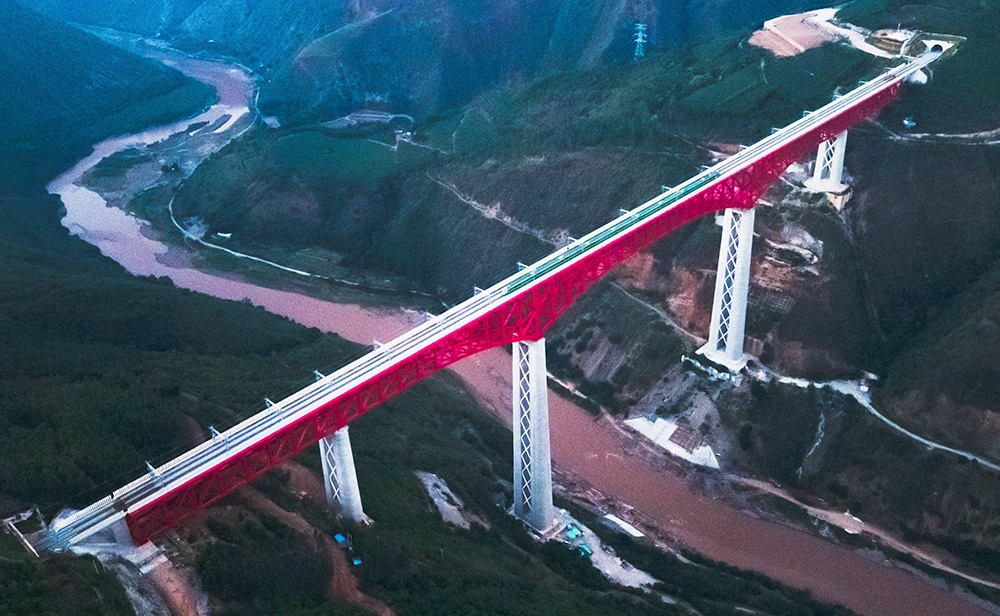 中老鐵路首發(fā)列車駛過中國云南省元江哈尼族彝族傣族自治縣境內(nèi)的元江雙線特大橋（2021年12月3日攝，無人機(jī)照片）。