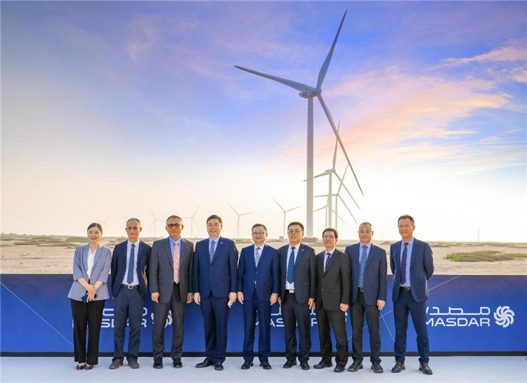 中方建設(shè)者在風電場合影。中國電建供圖