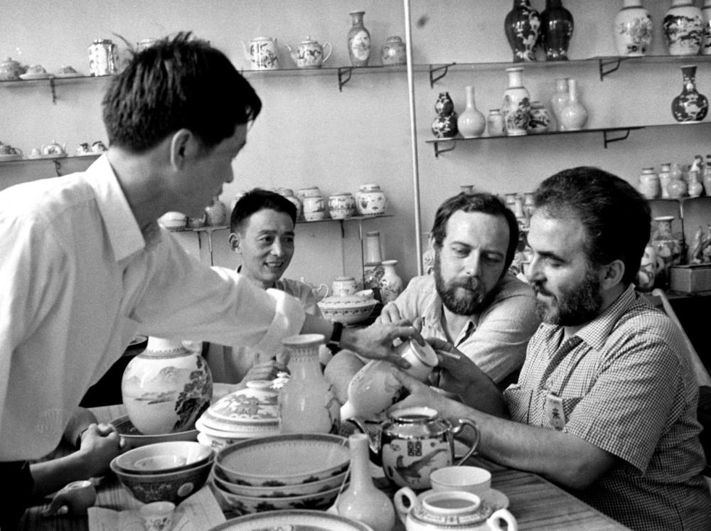 ↑ 在1978年的廣交會上，意大利客商在洽談選購景德鎮(zhèn)瓷器。