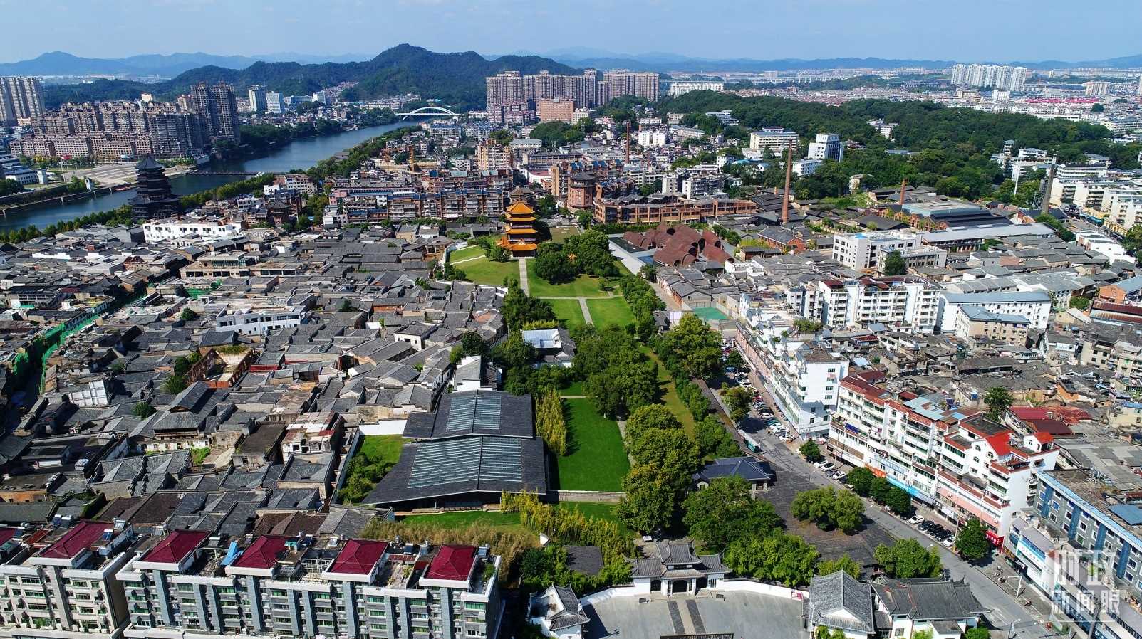 △景德鎮(zhèn)陶陽(yáng)里歷史文化街區(qū)俯瞰。（總臺(tái)央視記者范凱拍攝）