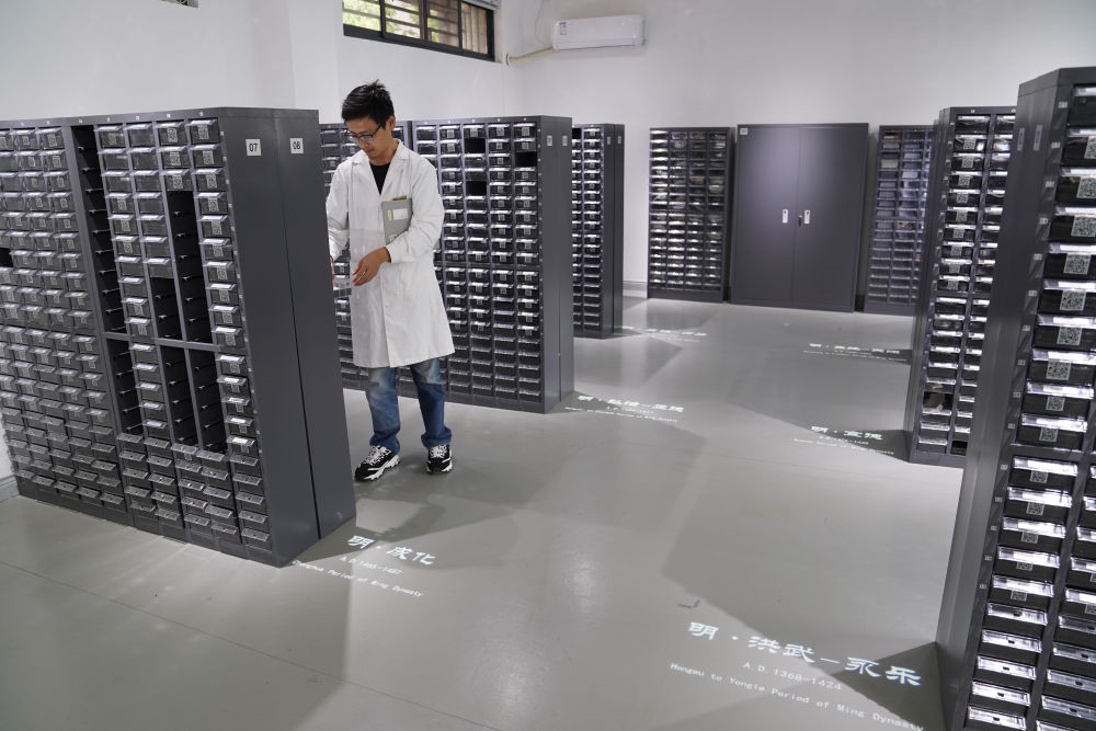 ↑工作人員在古陶瓷基因庫里工作（2023年5月16日攝）。
