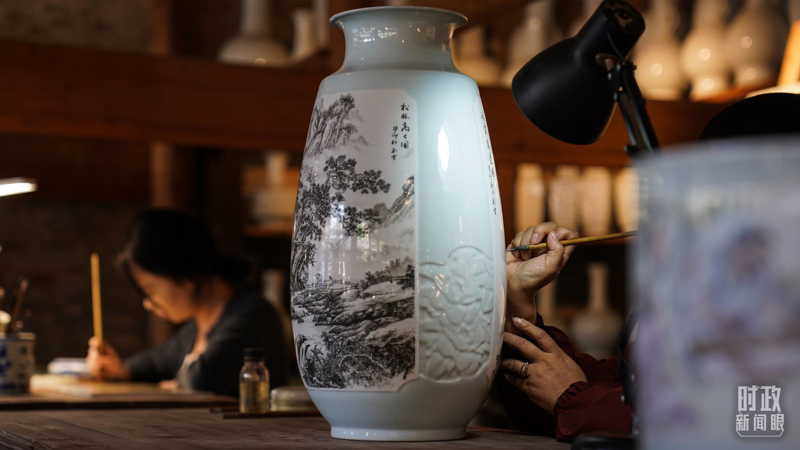 △陶瓷畫師正在繪制瓷器。（總臺(tái)國(guó)廣記者李晉拍攝）
