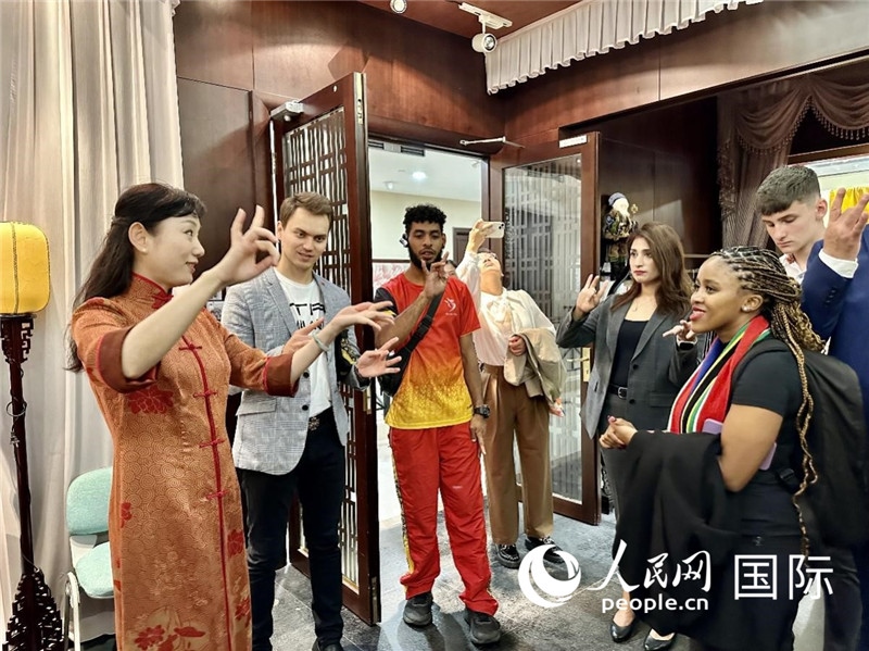 國際民間人士代表團參觀古北市民中心昆曲教室。人民網(wǎng)記者 周雨攝