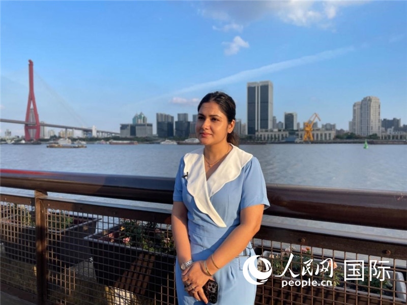 孟加拉國Channel24電視頻道主持人伊斯拉特·阿敏在上海市楊浦濱江接受采訪。 人民網(wǎng)記者 張榮攝