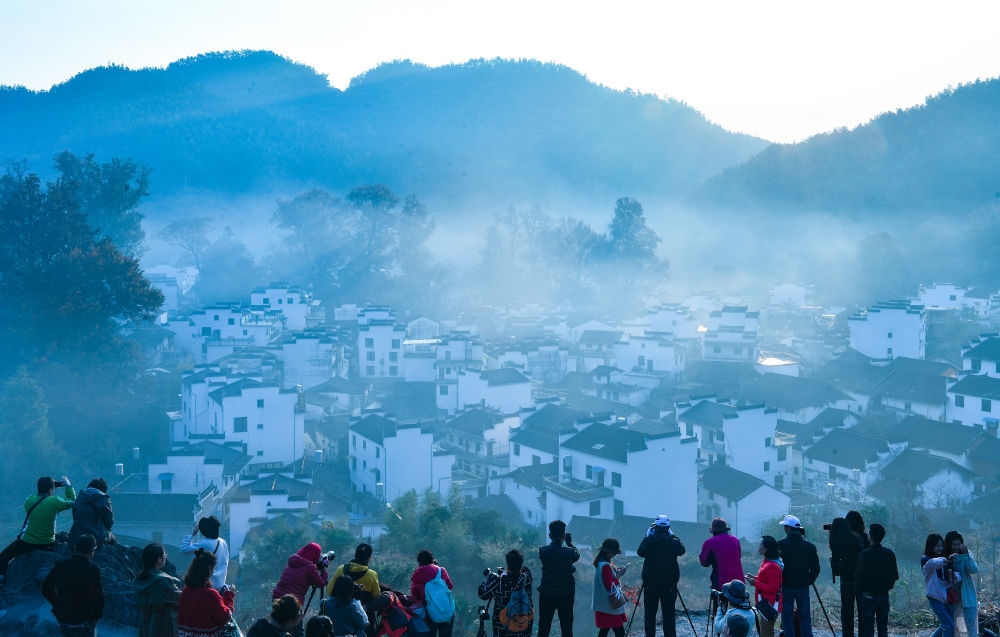 游客在婺源縣石城村游玩（2019年11月8日攝）。