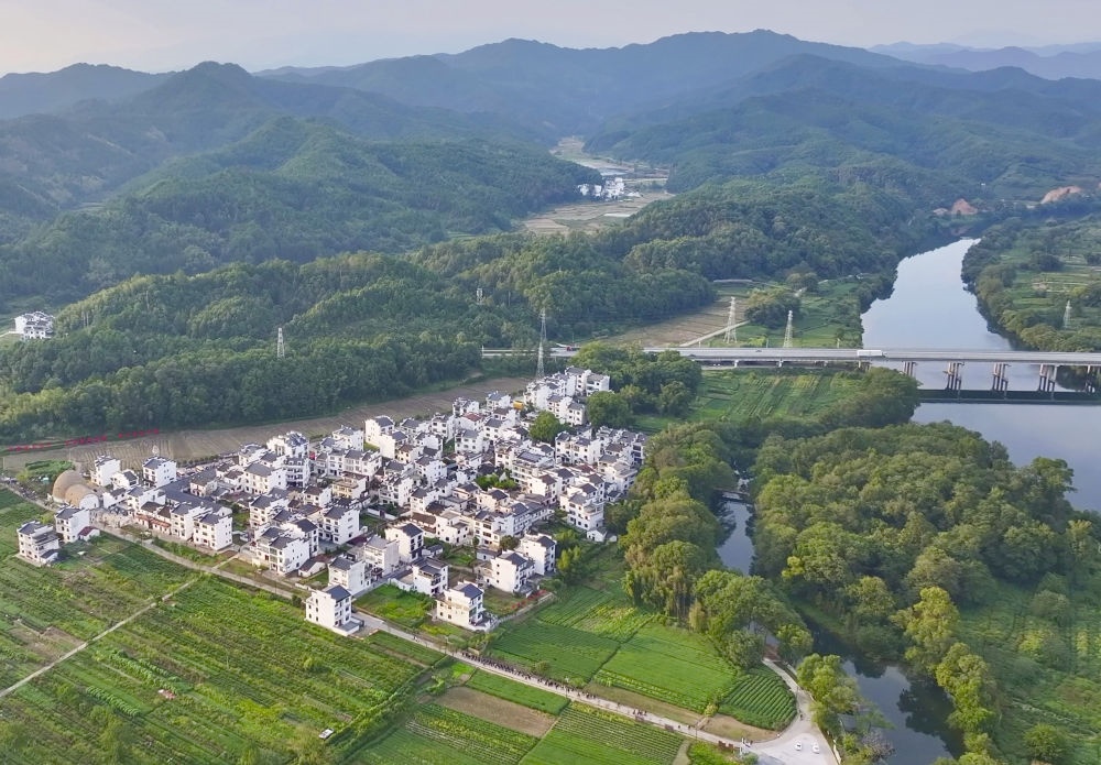俯瞰婺源縣王村石門自然村（2023年10月11日攝）。