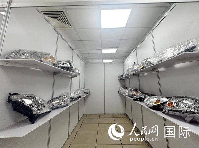 在位于莫斯科格林伍德國際貿(mào)易中心的浙江寧波優(yōu)質(zhì)商品展銷中心內(nèi)，展示著來自浙江寧波慈溪市的汽車配件樣品。人民網(wǎng)記者 申佳平攝