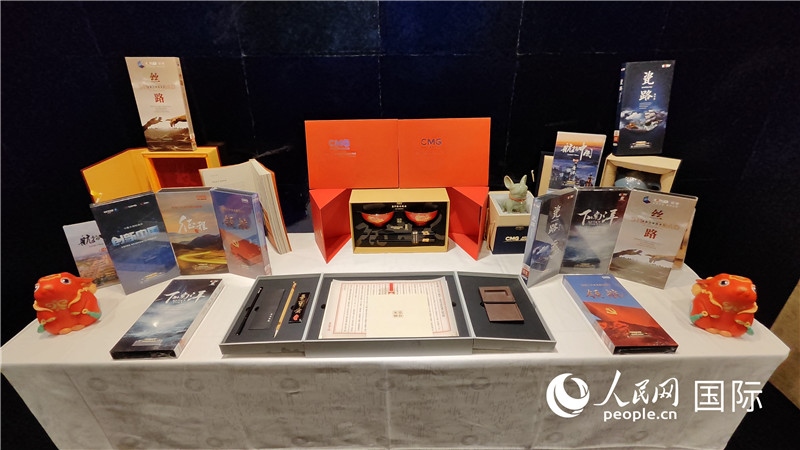 中央廣播電視總臺精品節(jié)目及文創(chuàng)產品展臺。人民網 蔣曉辰攝