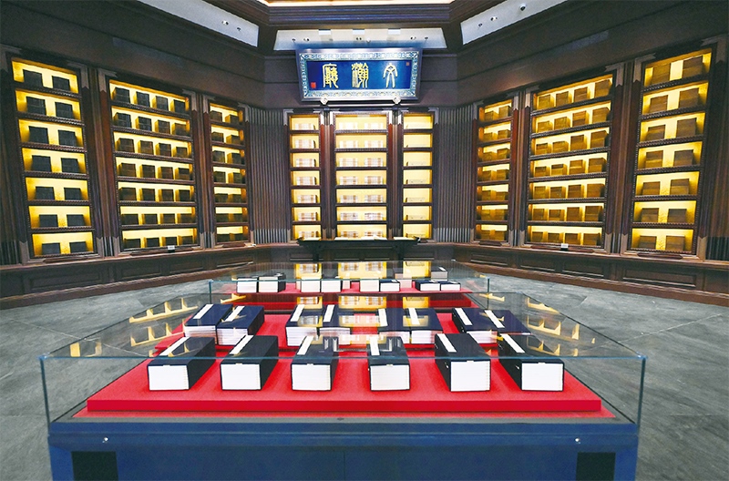 建設(shè)中國國家版本館，是以習(xí)近平同志為核心的黨中央作出的重大決策，是文明大國建設(shè)的基礎(chǔ)工程，是功在當(dāng)代、利在千秋的標(biāo)志性文化工程，充分體現(xiàn)了我們黨傳承發(fā)展中華文化的高度自覺、汲取歷史智慧更好走向未來的歷史主動。圖為2023年5月拍攝的中國國家版本館中央總館文瀚廳。 新華社發(fā)