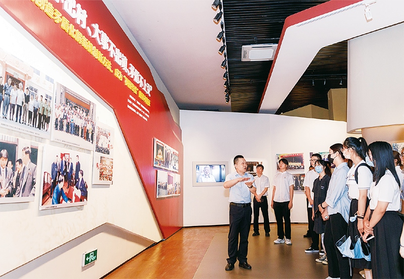黨的十八大以來，習(xí)近平總書記多次對堅持和發(fā)展“楓橋經(jīng)驗”作出重要指示，推動新時代“楓橋經(jīng)驗”在基層社會治理中煥發(fā)勃勃生機(jī)。圖為青年學(xué)子在浙江省諸暨市楓橋鎮(zhèn)的楓橋經(jīng)驗陳列館參觀學(xué)習(xí)（2022年8月25日攝）。 新華社記者 徐昱/攝