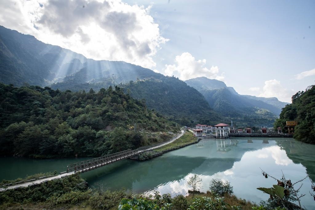 這是2022年11月8日拍攝的尼泊爾上馬相迪A水電站大壩。上馬相迪A水電站位于尼泊爾西部勒姆宗縣，2013年1月開工建設，2017年1月1日投入商業(yè)運營。該水電站投入運營以來，極大緩解了尼泊爾電力緊缺局面。新華社發(fā)（哈里·馬哈爾詹 攝）