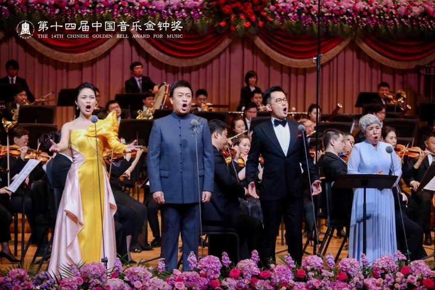 龔爽（左一）、呂繼宏（左二）、石倚潔（右二）、迪里拜爾（右一）四位藝術(shù)家領(lǐng)唱《領(lǐng)航》。主辦方供圖