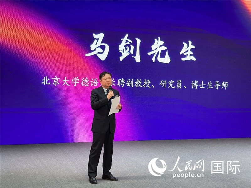 北京大學(xué)德語系長聘副教授馬劍點評學(xué)生表現(xiàn)。（攝影：張麗鷗）